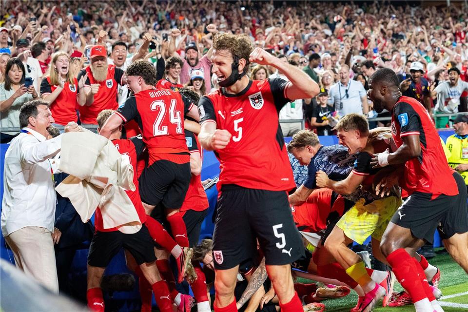Pure Ekstase: Mit dem 3:3 qualifizierten sich die Österreicher in letzter Minute für das Sechzehntelfinale.Georg Hochmuth/APA/dpa