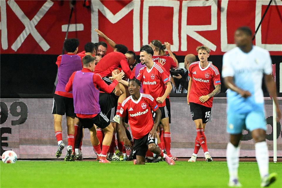 Pure Ekstase: Nürnbergs Spieler jubeln nach dem ganz späten Siegtor.Jens Niering/dpa