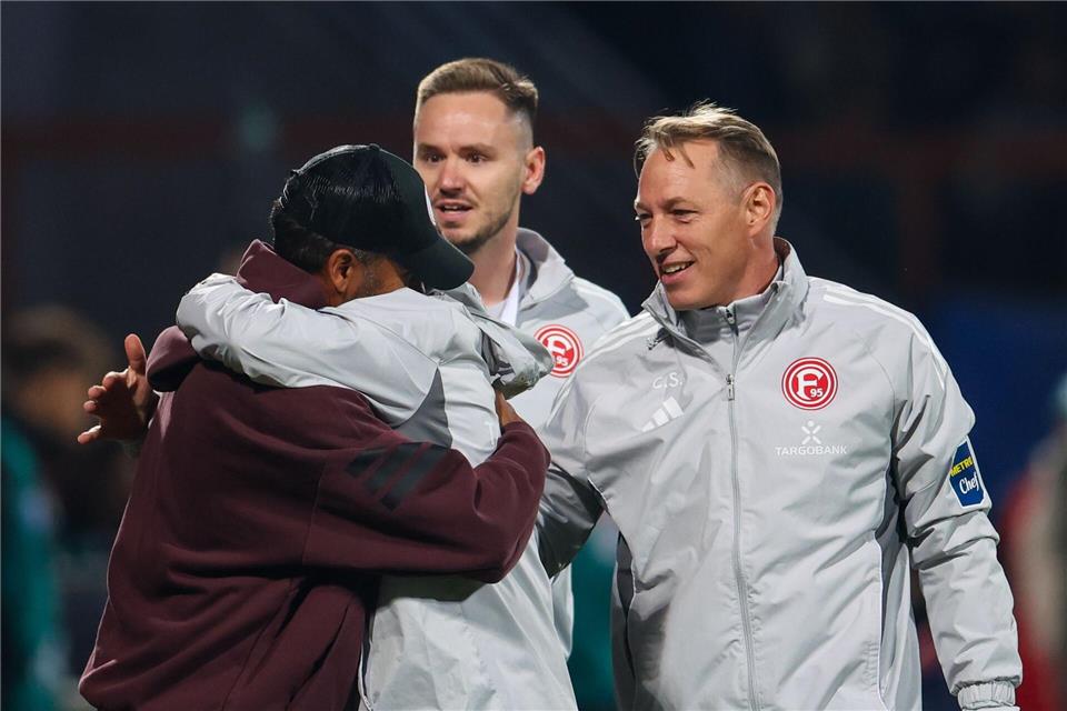 Fortuna-Coach Thioune atmet auf – Bochum weiter in der Krise Pure Freude: Trainer Daniel Thioune umarmt nach dem Spiel seine Co-Trainer.Christoph Reichwein/dpa