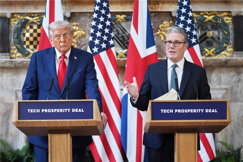 Putin habe ihn bei den Bemühungen um einen Frieden im Ukraine-Krieg im Stich gelassen, sagte Trump bei einer Konferenz mit dem britischen Premierminister Keir Starmer.Evan Vucci/AP/dpa