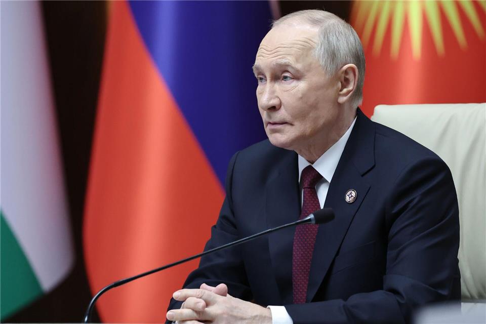 Putin ist nach eigenen Angaben bereit, einen Verzicht auf einen Angriff gegen Europa schriftlich festzuhalten. Alexander Kazakov/Pool Sputnik Kremlin/AP/dpa