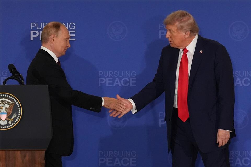 Putin (l) und Trump sehen den US-Plan an Grundlage für ein Ende des Ukraine-Kriegs. (Archivbild)Jae C. Hong/AP/dpa