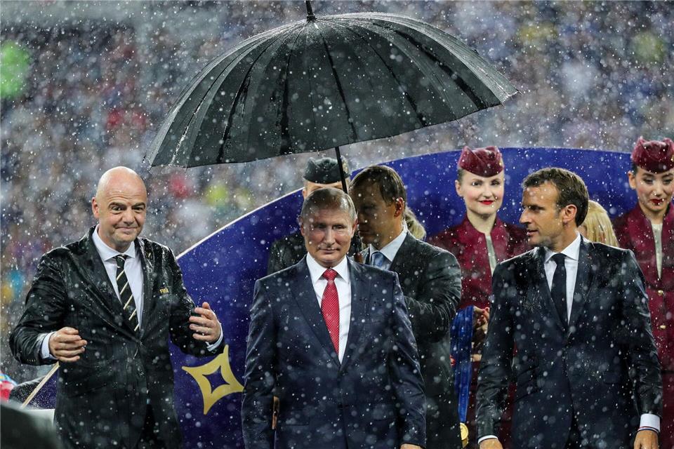 Putin ließ nach dem WM-Finale 2018 in Moskau alle im Regen stehen - auch Infantino. (Archivbild)Christian Charisius/dpa