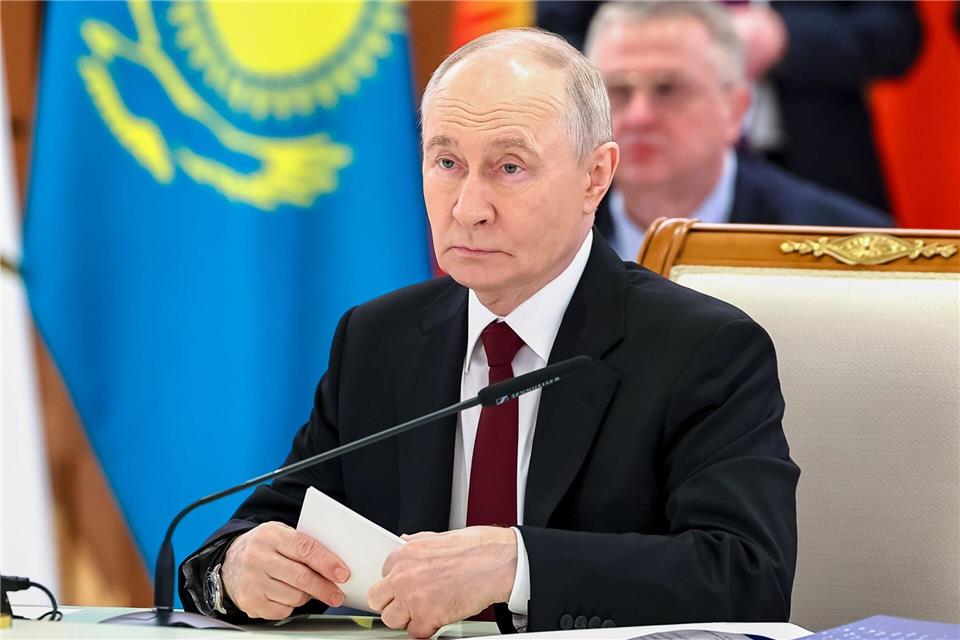 Putin sagt beim Wirtschaftsgipfel der Eurasischen Union, die Vorwürfe gegen Russland wegen eines Drohneneinschlags in Rumänien seien nicht bewiesen. Alexander Kazakov/Pool Sputnik Kremlin/AP/dpa