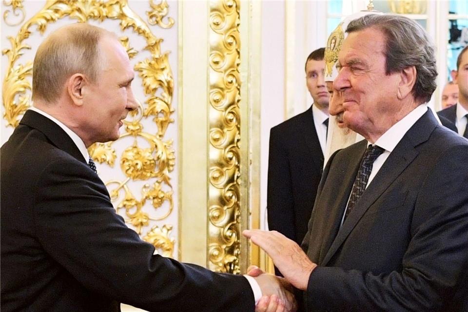 Putin und Schröder gelten als langjährige Freunde. (Archivbild)Alexei Druzhinin/POOL SPUTNIK KREMLIN via AP/dpa
