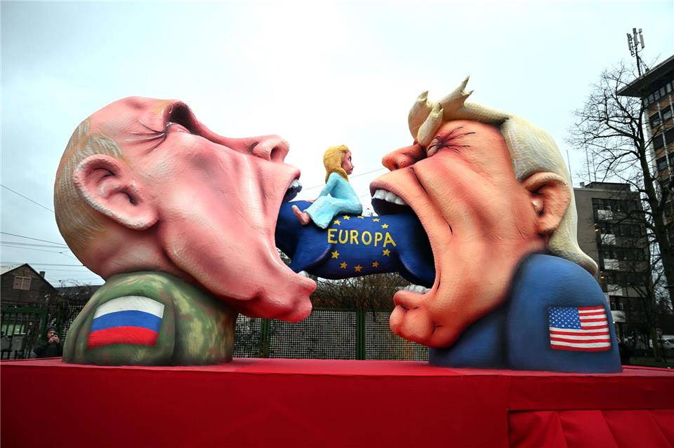 Putin und Trump verspeisen Europa im Düsseldorfer Rosenmontagszug. Federico Gambarini/dpa
