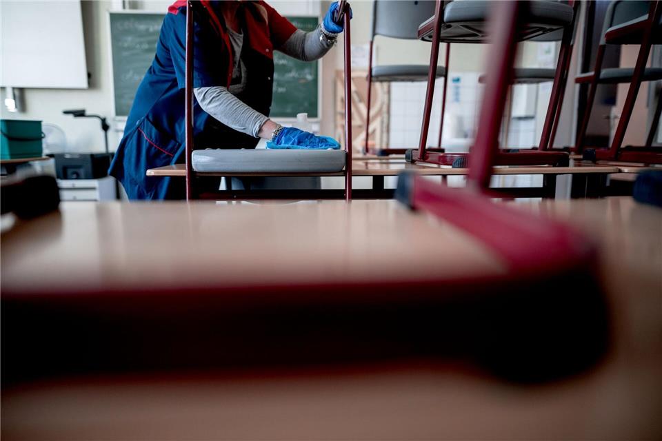 Putzen für 15 Euro die Stunde: Nach Auskunft der IG Bau bekommen die meisten Reinigungskräfte in Mecklenburg-Vorpommern den branchenweit geltenden Mindestlohn. (Symbolbild)Fabian Strauch/dpa/dpa-tmn