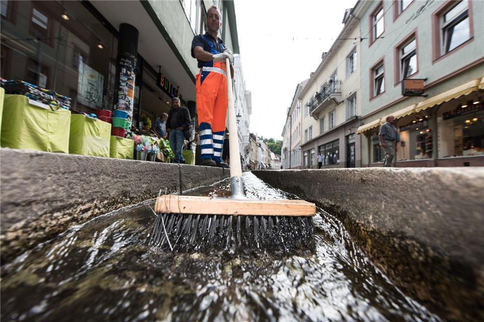 Putzen mit Tradition und was der Besen hergibt. (Archivbild)picture alliance / dpa