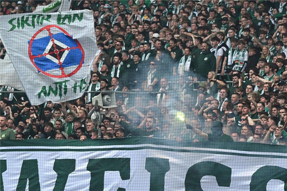 Pyrotechnik beim Bundesliga-Nordderby zwischen Werder Bremen und dem Hamburger SV.Carmen Jaspersen/dpa