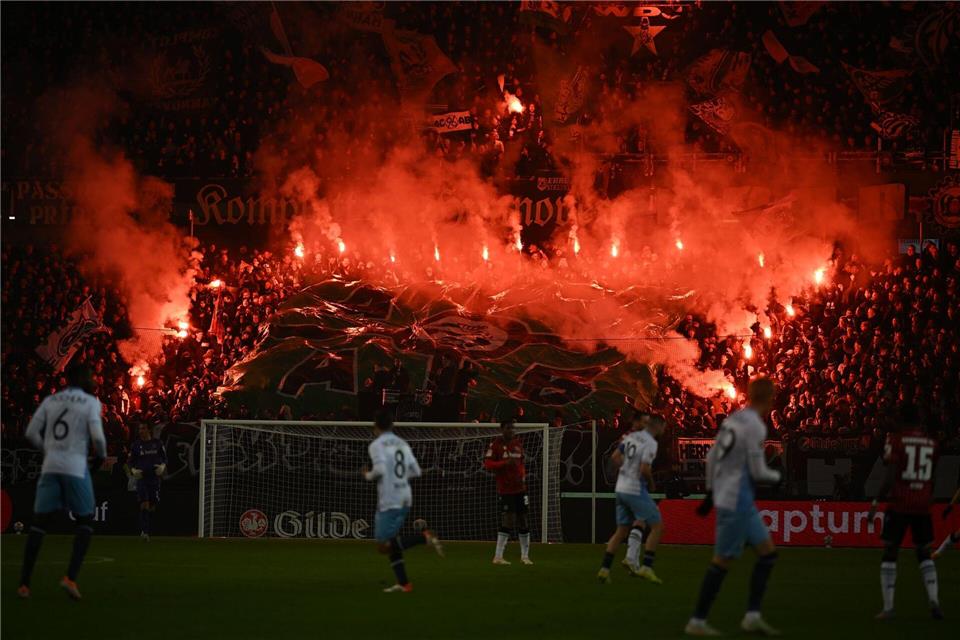 Pyrotechnik beim Spiel Hannover 96 gegen den VfL Bochum.Swen Pförtner/dpa