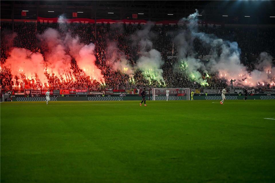 Pyrotechnik brennt beim Spiel FC Augsburg - FSV Mainz 05 im September 2024. (Archivbild)Harry Langer/dpa