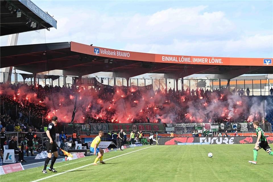 Pyrotechnik im Fanblock: Fans von Hannover 96 beim vergangenen Derby in Braunschweig.Swen Pförtner/dpa