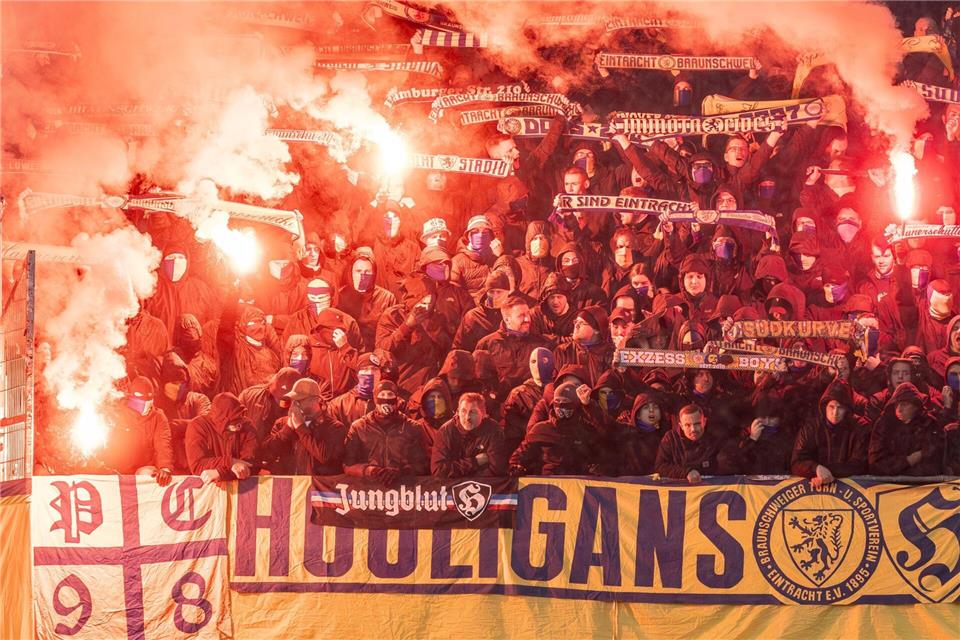 Pyrotechnik im Fanblock: Trotz Verboten wird in deutschen Stadien immer wieder gezündelt. (Archivbild)Axel Heimken/dpa