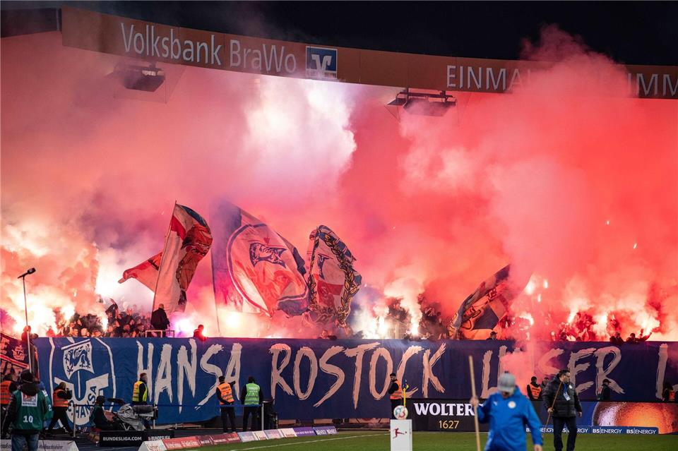 Pyrotechnik im Fanblock von Hansa Rostock führt mal wieder zu einer satten Geldstrafe. (Archivbild)Swen Pförtner/dpa