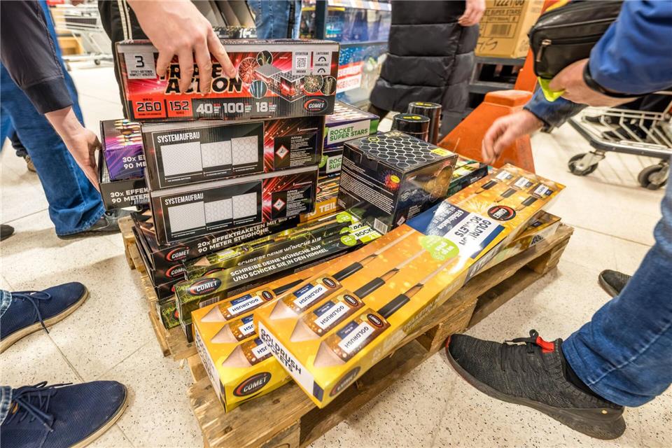 Pyrotechnik im Wert von tausenden Euro gestohlen. Frank Hammerschmidt/dpa