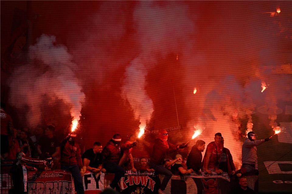 Pyrotechnik ist bei vielen Spielen in den Stadien zu sehen. (Archivbild)Anke Waelischmiller/dpa