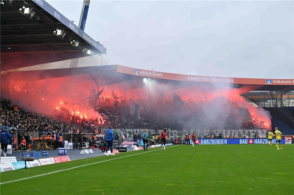Ruhiges Derby: Polizei sieht „Schritt in richtige Richtung“ Pyrotechnik m Fanblock von Hannover 96.Swen Pförtner/dpa