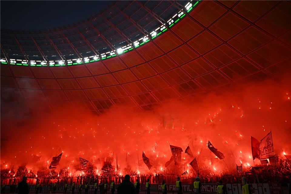 Pyrotechnik sorgten für eine Spielunterbrechung im Olympiastadion.Tom Weller/dpa
