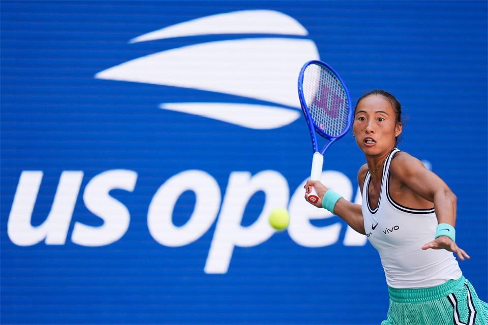 Qinwen Zheng schafft die zweite Aufholjagd in Serie. Seth Wenig/AP/dpa