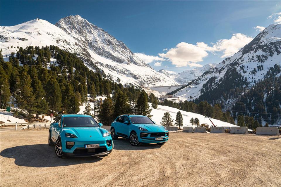 Qual der Wahl: Wie schlägt sich ein E-Auto (links) im Alltag gegen einen Verbrenner (rechts)?Manuel Hollenbach/Porsche/dpa-tmn
