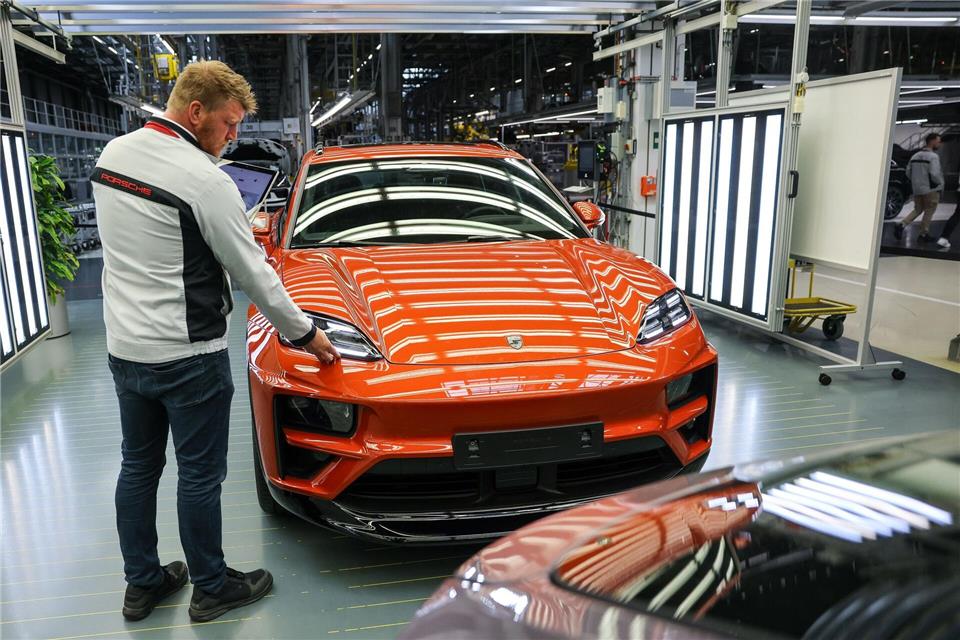 Qualitätskontrolle bei Porsche in Leipzigs. Das Werk hat den Zuschlag für einen neuen SUV erhalten, der dort Ende des Jahrzehnts vom Band rollen soll. (Archivbild)Jan Woitas/dpa