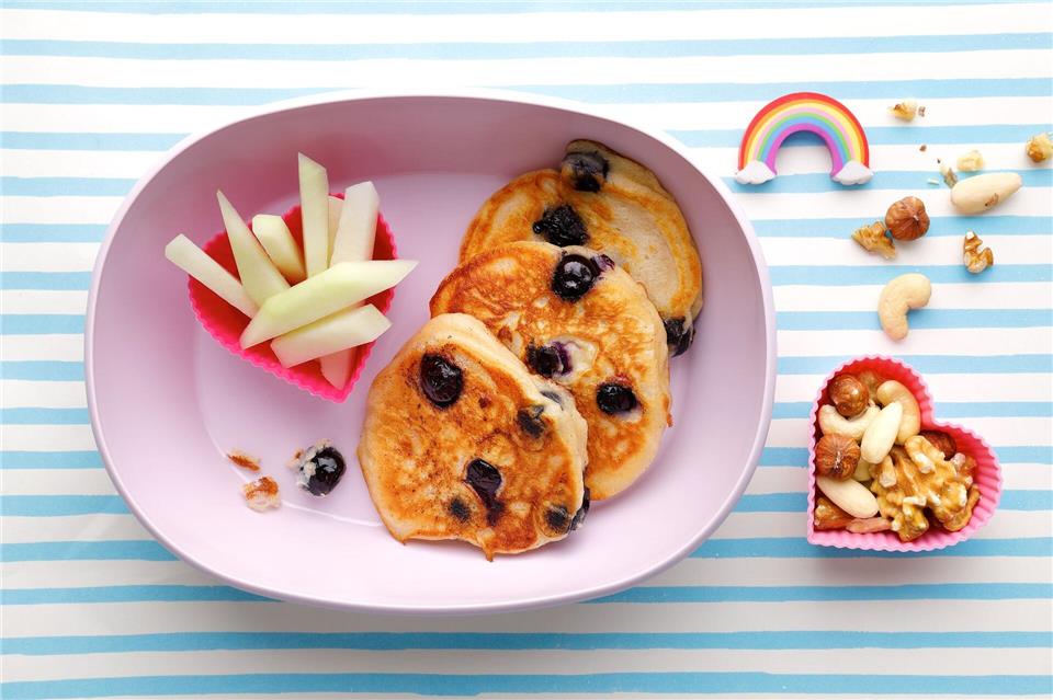 Quark macht stark! Mit dem Slogan lassen sich die Heidelbeer-Quark-Pancakes gut ans Kind bringen.Mona Binner/Gräfe und Unzer/dpa-tmn