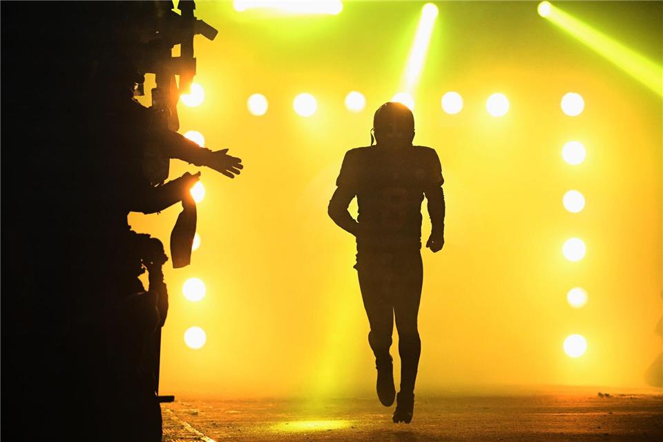 Quarterback Aaron Rodgers kommt in Pittsburgh auf das Spielfeld.Justin Berl/AP/dpa