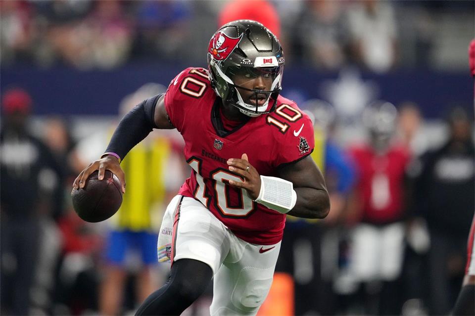 Quarterback Jalon Daniels wirft für die Tampa Bay Buccaneers gegen die Dallas Cowboys einen Touchdown.Tony Gutierrez/AP/dpa