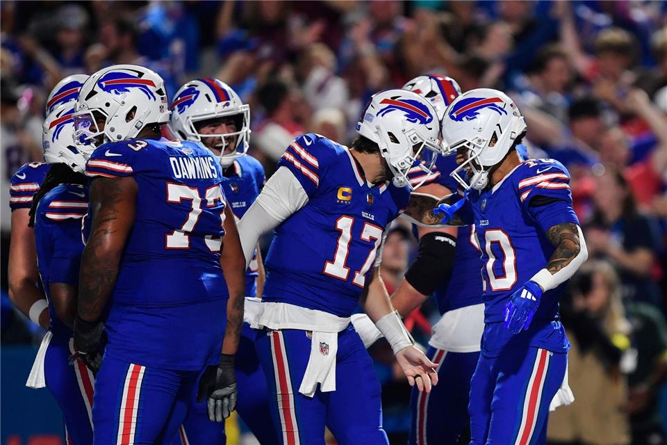 Quarterback Josh Allen (Mitte) führte die Bills zum dritten Sieg im dritten Saisonspiel.Adrian Kraus/AP/dpa