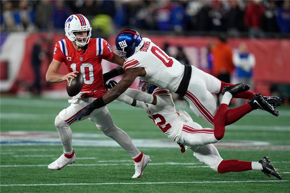 Quarterback Maye (links) und die Patriots waren nicht zu fassen für die Giants.Charles Krupa/AP/dpa