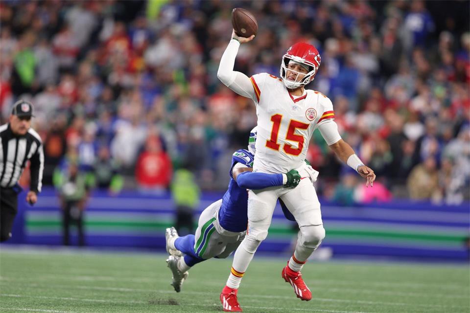 Quarterback-Star Patrick Mahomes hatte gegen Seattle einen schweren Stand.Kevin Ng/FR172278 AP/AP/dpa