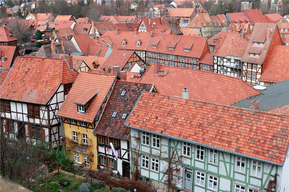 Quedlinburg gilt mit fast 2.100 Fachwerkhäusern aus acht Jahrhunderten als eines der größten Flächendenkmale Deutschlands. (Symbolbild)Matthias Bein/dpa