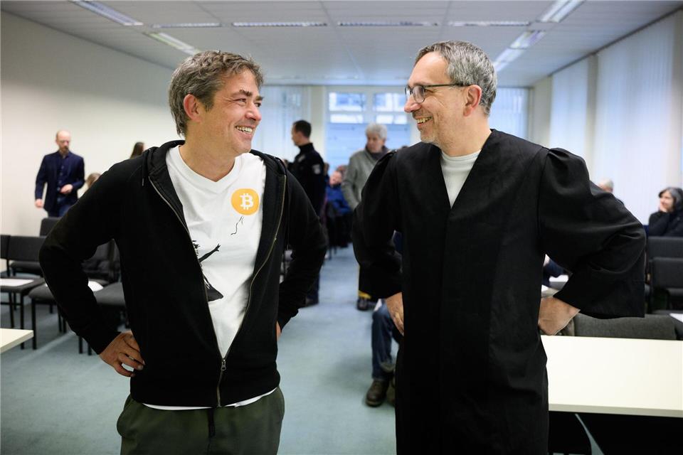 „Querdenken“-Organisator Michael Ballweg (l) steht mit seinem Rechtsanwalt Ralf Ludwig als Kläger vor Gericht.Bernd von Jutrczenka/dpa