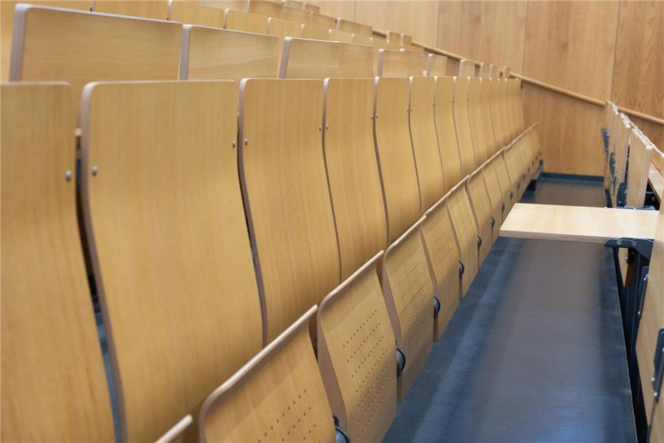 Quereinsteiger unter den Studenten haben zwar kein klassisches Abitur - bringen aber praktische Erfahrungen mit an die Universität (Symbolbild).Etienne Dötsch/dpa