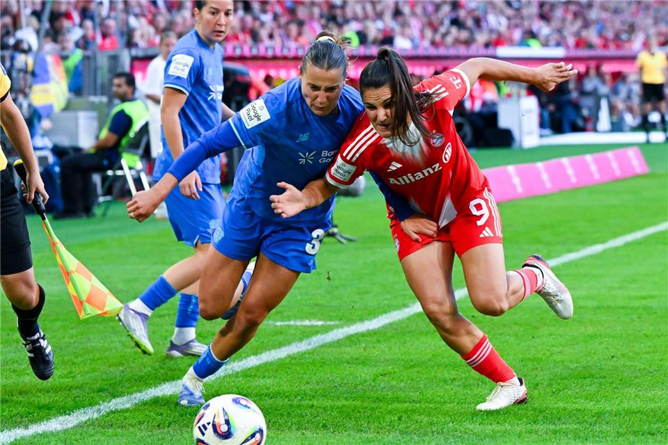 Quo vadis, Frauen-Bundesliga? Über die Zukunft von Nationalspielerin Carlotta Wamser (l) und Co. muss weiter verhandelt werden.Sven Hoppe/dpa