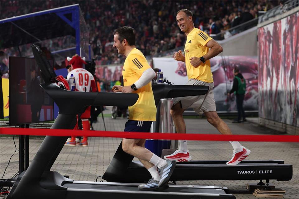 RB-Aufsichtsratschef Oliver Mintzlaff (r) läuft während des Spiels für einen guten Zweck. Jan Woitas/dpa