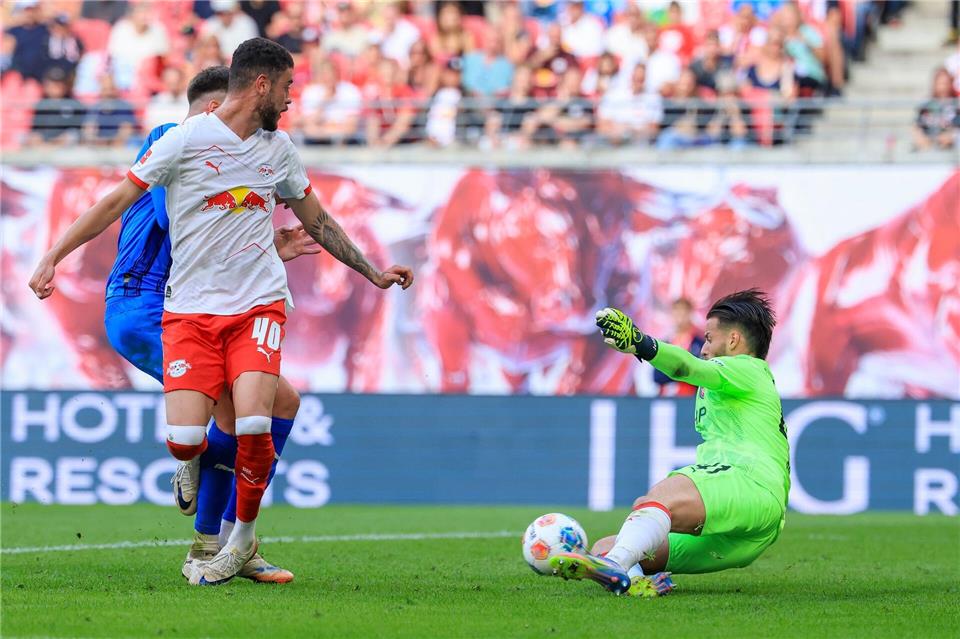 RB Leipzigs Romulo (l.) sorgte mit einem spektakulären Hackentor im Hinspiel für das 2:0. (Archivbild)Jan Woitas/dpa