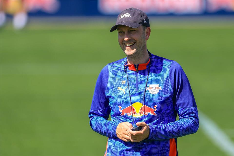 RB Leipzigs Trainer Ole Werner freut sich über den nächsten Neuzugang.Jan Woitas/dpa
