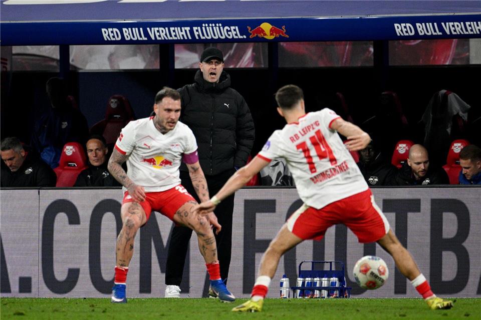 RB-Trainer Ole Werner (m.) blickt auf das Spiel seiner Mannschaft. Julius Frick/dpa