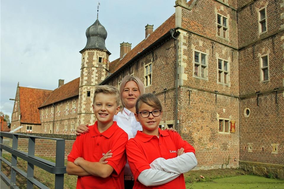 RCV-Karnevalsprinzessin Katja I. Standke sowie Kinderprinzenpaar des RRZ, Henri I. Paß und Laura I. Höting freuen sich auf den Beginn der neuen Session.
