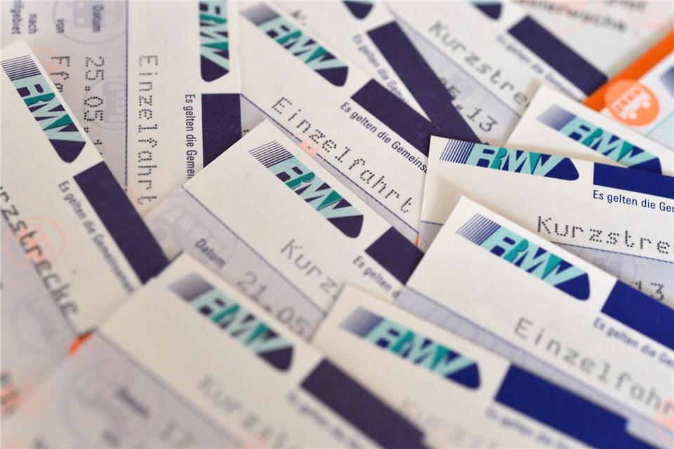 RMV-Fahrkarten braucht man nicht mehr einzeln kaufen - denn das geht nun automatisch. (Archivbild) Arne Dedert/dpa