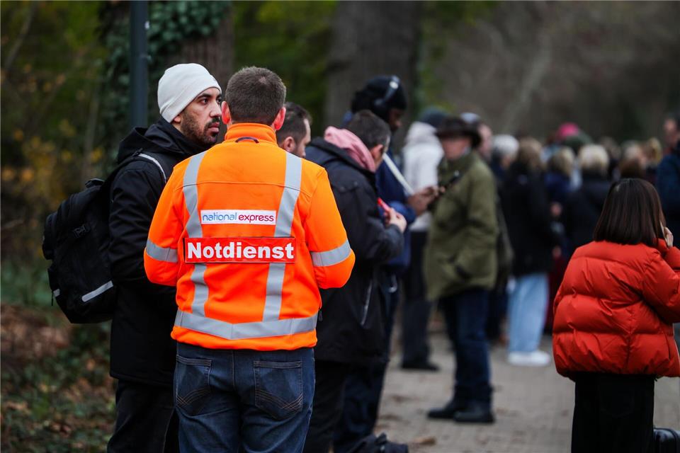 RRX evakuiert - Strecke für Stunden gesperrt.Christoph Reichwein/dpa