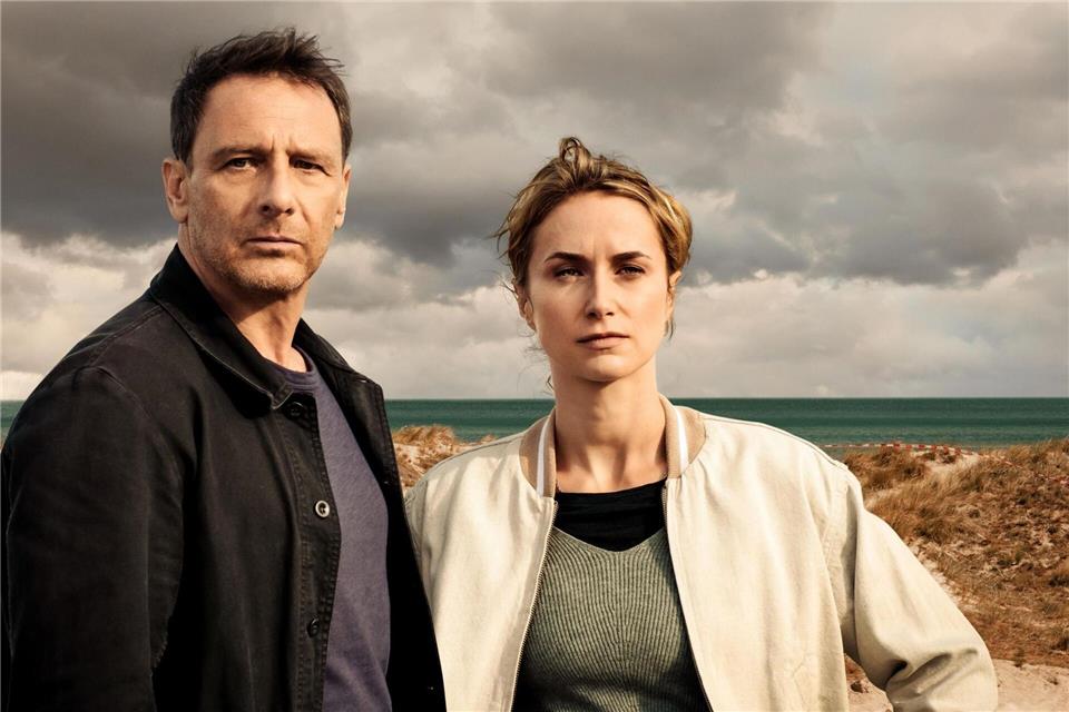 RTL setzt seine 2023 erfolgreich begonnene Krimireihe „Dünentod“ mit zwei Folgen fort. Das ungleiche Ermittler-Duo Tjark Wolf (Hendrik Duryn) und Femke Folkmer (Pia Barucki) wird auf die Probe gestellt.Gordon Muehle/RTL/dpa