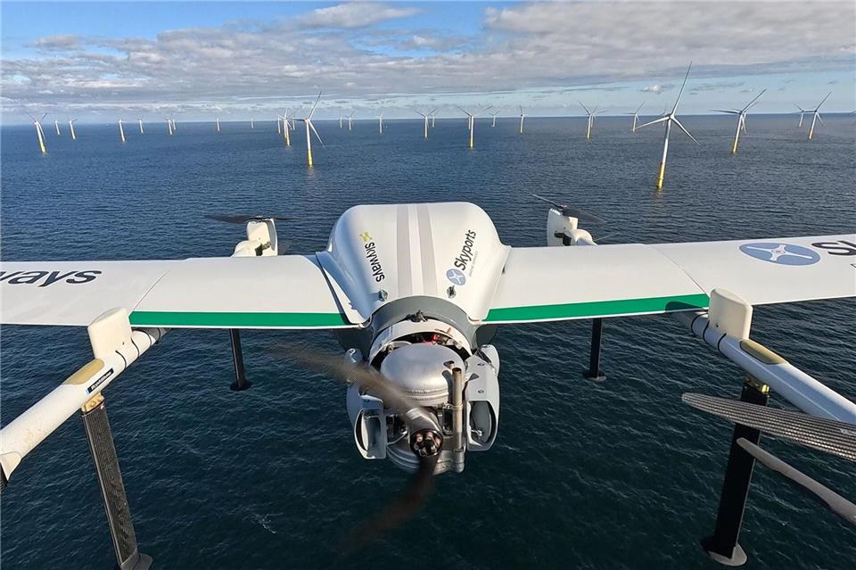 RWE lässt Transportdrohnen zu Windparks auf See fliegen RWE hat autonom fliegende Drohnen getestet, die Material zu Windrädern auf See bringen können.Skyports/RWE/dpa