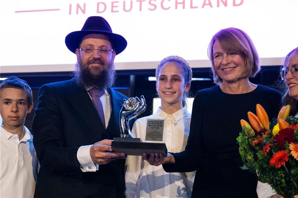 Rabbiner Yehuda Teichtal übergab den Preis an Elke Büdenbender.Christophe Gateau/dpa