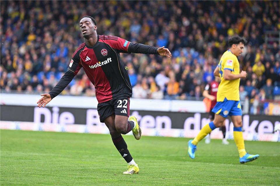 Rabby Nzingoula begeistert seinen Trainer. (Archivbild)Swen Pförtner/dpa