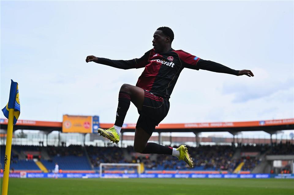 Rabby Nzingoula ist erstmals für den 1. FC Nürnberg erfolgreich.Swen Pförtner/dpa