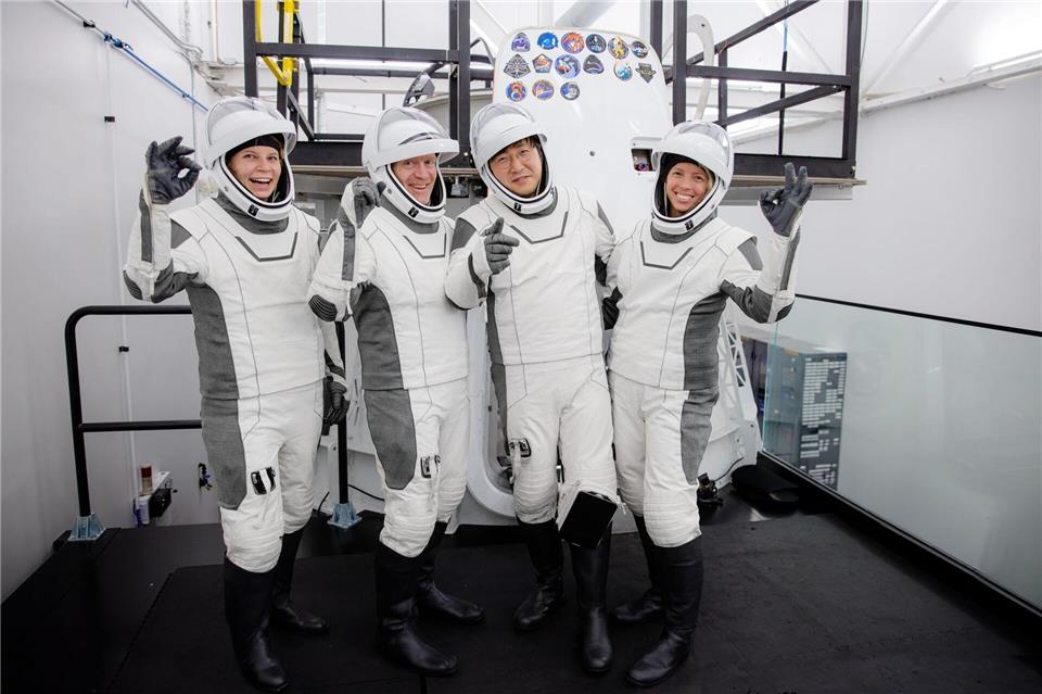 Rabea Rogge (l) mit Eric Philips, Chun Wang sowie Jannicke Mikkelsen. SpaceX/dpa