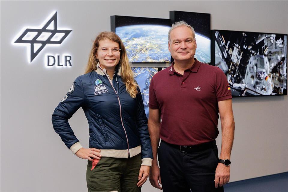 Rabea Rogge steht neben Walther Pelzer, dem Generaldirektor der Deutschen Raumfahrtagentur, im Deutschen Zentrum für Luft- und Raumfahrt.Deutsche Raumfahrtagentur im DLR/dpa