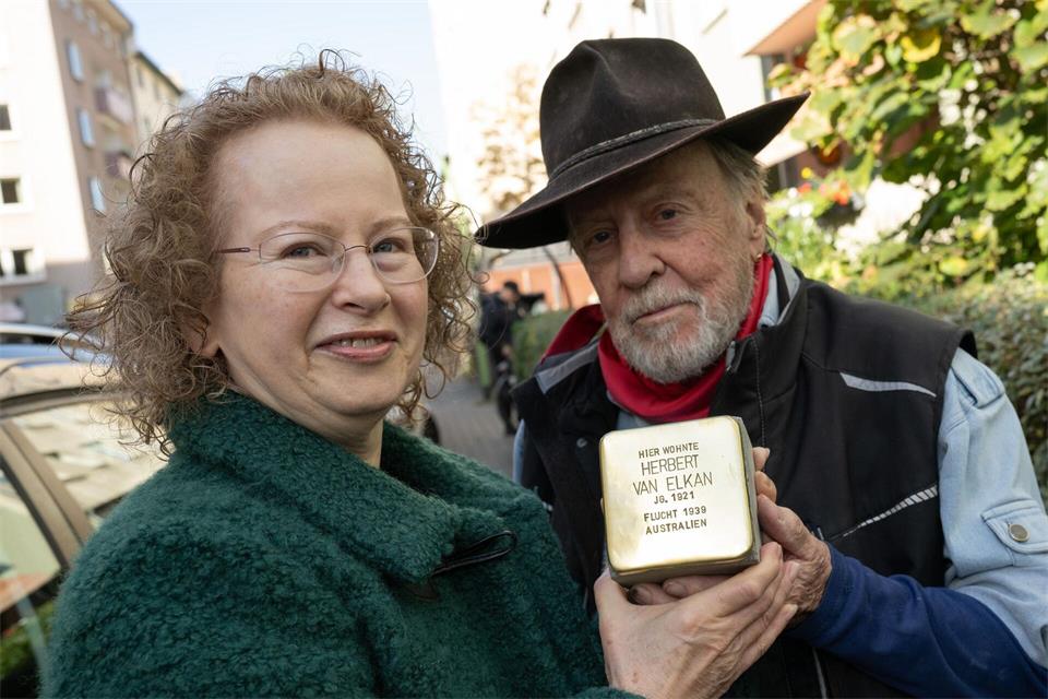 Rachel van Elkan ist für die Verlegung der neuen Stolpersteine nach Frankfurt gereist. Boris Roessler/dpa